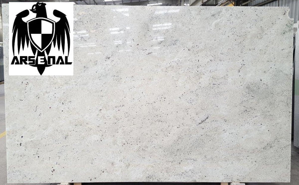 Granite Colonial White Premium <br>Fini : Poli -  Lot : 44699  <br>Epaisseur : 1.25''  <br>Dimensions : +,- 122'' x 76'' <br> Indice de prix : $$ <br> ARRIVAGE FIN JUIN 2025