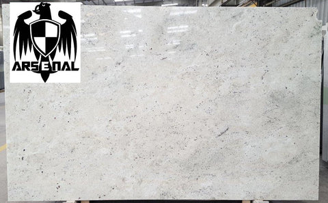 Granite Colonial White Premium <br>Fini : Poli -  Lot : 44699  <br>Epaisseur : 1.25''  <br>Dimensions : +,- 122'' x 76'' <br> Indice de prix : $$ <br> ARRIVAGE FIN JUIN 2025