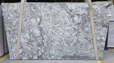 Granite Taupe White Premium  <br>Fini : Poli -  Lot : 8353 <br> Epaisseur : 1.25'' <br> Dimensions :  132'' x 77'' <br> Indice de prix : $$$ <br>