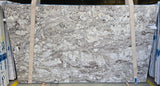 Granite Alaska White Premium  <br>Fini : Poli -  Lot : 8377 <br> Epaisseur : 1.25'' <br> Dimensions : +,- 129'' x 77'' <br> Indice de prix : $$$$<br>
