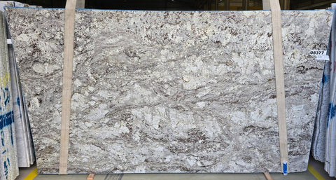 Granite Alaska White Premium  <br>Fini : Poli -  Lot : 8377 <br> Epaisseur : 1.25'' <br> Dimensions : +,- 129'' x 77'' <br> Indice de prix : $$$$<br>