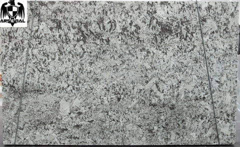 Granite Bianco Antico Premium  <br>Fini : Poli -  Lot : 5502 <br>Epaisseur : 1.25''  <br>Dimensions : +,-123'' x 75'' <br> Indice de prix : $$$ <br> ARRIVAGE MI-JUIN 2026