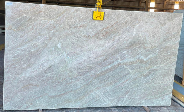 Quartzite TAJ MAHAL Premium  <br> Fini : Poli -  Lot : 8378 <br> Epaisseur : 1.25''  <br> Dimensions : 133'' X 52'' <br> Indice de prix : $$$$ <br> * voir fiche en piece jointe *