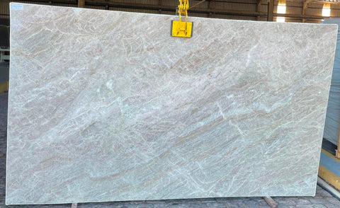 Quartzite TAJ MAHAL Premium  <br> Fini : Poli -  Lot : 8378 <br> Epaisseur : 1.25''  <br> Dimensions : 133'' X 52'' <br> Indice de prix : $$$$ <br> * voir fiche en piece jointe *