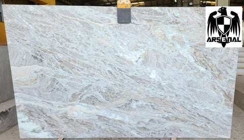 Quartzite Fantasy Brown Premium  <br>Fini : Poli -  Lot :  3127 <br>Epaisseur : 1.25''  <br>Dimensions : 121'' x 78'' <br> Indice de prix : $$ <br> ARRIVAGE OCTOBRE 2025
