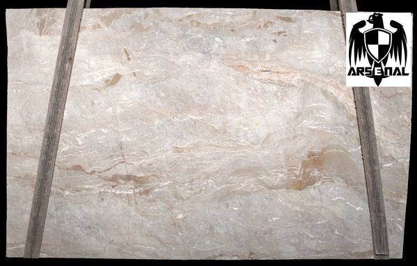 Quartzite Dolce Vita  <br>Fini : Poli -  Lot : 4121 <br>Epaisseur : 1.25''  <br>Dimensions : +,- 115'' x 73'' <br> Indice de prix : $$$$$ <br> ARRIVAGE JUILLET 2026
