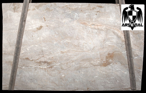 Quartzite Dolce Vita  <br>Fini : Poli -  Lot : 4121 <br>Epaisseur : 1.25''  <br>Dimensions : +,- 115'' x 73'' <br> Indice de prix : $$$$$ <br> ARRIVAGE JUILLET 2026