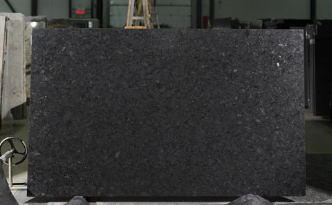 Granite Maroon Cohiba Premium <br>Fini : POLI  -  Lot : 38543 <br>Epaisseur : 1.25''  <br>Dimensions : +,- 115'' x 76'' <br> Indice de prix : $$$$ <br> Décembre 2023