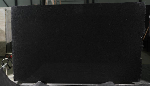 Granite Noir Cambrian premium  <br>Fini : Poli -  Lot : 29437 <br>Epaisseur : 0.75''  <br>Dimensions : +,- 123'' x 74'' <br> Indice de prix : $$$ <br>