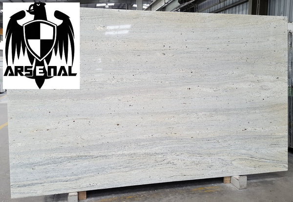 Granite Ivory Cream <br>Fini : Poli -  Lot : 45449 <br>Epaisseur : 1.25'' <br>Dimensions :  130'' x 78'' <br> Indice de prix : $$ <br> ARRIVAGE AVRIL 2026