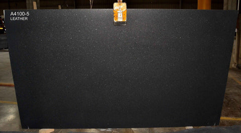 Granite Black Pearl Premium  <br>Fini : ANTIQUE  -  Lot : 9411 <br>Epaisseur : 1.25''  <br>Dimensions : +,- 134'' x 77'' <br> Indice de prix : $$ <br>