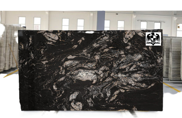 Granite Titanium Gold Premium <br> Fini : Poli -  Lot : 0098 <br> Epaisseur : 1.25''  <br> Dimensions :  124'' x 65'' <br> Indice de prix : $$$$ <br>