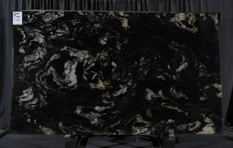 Granite Titanium  Premium <br>Fini : Poli -  Lot : 9823 <br>Epaisseur : 1.25''  <br>Dimensions : +,-132'' x 77'' <br> Indice de prix : $$$$ <br> ARRIVAGE NOVEMBRE 2025