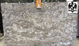 Granite Alaska White Premium  <br>Fini : Poli -  Lot : 8377 <br> Epaisseur : 1.25'' <br> Dimensions : +,- 129'' x 77'' <br> Indice de prix : $$$$<br>