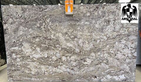 Granite Alaska White Premium  <br>Fini : Poli -  Lot : 8377 <br> Epaisseur : 1.25'' <br> Dimensions : +,- 129'' x 77'' <br> Indice de prix : $$$$<br>