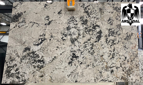 Granite Alaska White Premium  <br>Fini : Antique -  Lot : 14871  <br>Epaisseur : 1.25''  <br>Dimensions : +,- 118'' x 71'' <br> Indice de prix : $$$ <br> ARRIVAGE JANVIER