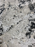 Granite Alaska White Premium  <br>Fini : Antique -  Lot : 14871  <br>Epaisseur : 1.25''  <br>Dimensions : +,- 118'' x 71'' <br> Indice de prix : $$$ <br> ARRIVAGE JANVIER