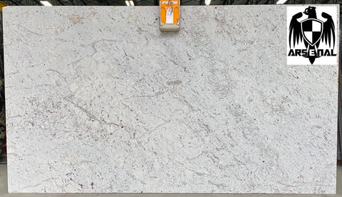 Granite Andromeda White <br>Fini : Poli -  Lot : 44024 <br>Epaisseur : 1.25''  <br> Dimensions : +,- 128'' x 72'' <br> Indice de prix : $$$ <br>