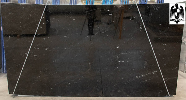 Granite Via Lattea Premium  <br>Fini : Poli -  Lot : 9372  <br>Epaisseur : 1.25''  <br>Dimensions : +,- 120' x 69'' <br> Indice de prix : $$$ <b> ARRIVAGE MARS 2026