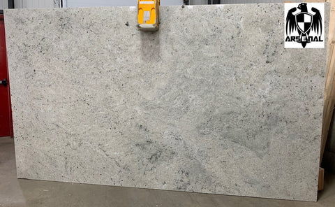 Granite Colonial White Premium <br>Fini : Poli -  Lot : 44108  <br>Epaisseur : 1.25''  <br>Dimensions : +,- 131'' x 77'' <br> Indice de prix : $$ <br>