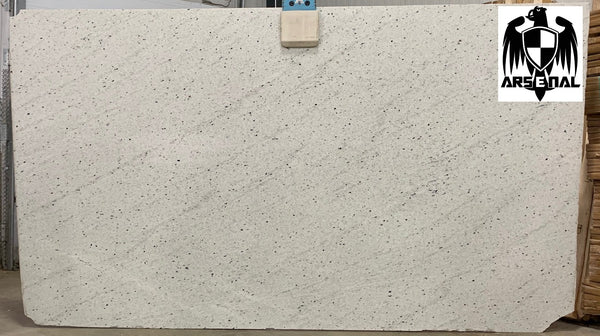 Granite Extreme White Premium  <br>Fini : Poli -  Lot : 2212 <br>Epaisseur : 1.25''  <br>Dimensions : +,- 130'' x 67'' <br> Indice de prix : $$$$ <br>