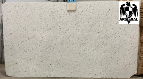 Granite Extreme White Premium  <br>Fini : Poli -  Lot : 2212 <br>Epaisseur : 1.25''  <br>Dimensions : +,- 130'' x 67'' <br> Indice de prix : $$$$ <br>