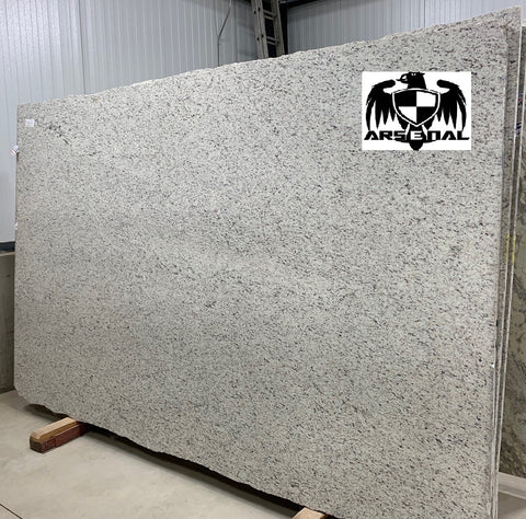 Granite Giallo Ornemental White Premium  <br>Fini : Poli -  Lot : 53758  <br>Epaisseur : 1.25''  <br>Dimensions :  121'' x 76'' <br> Indice de prix : $$ <br>