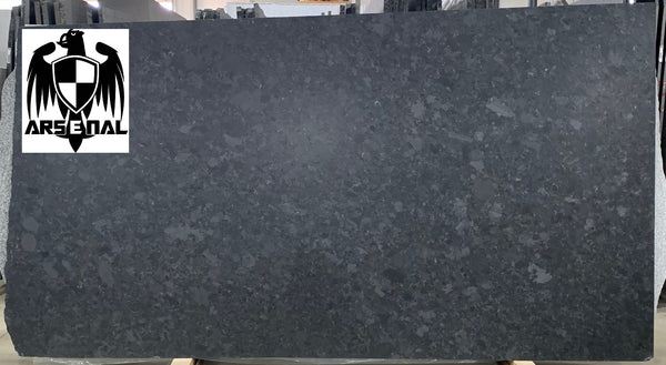 Granite Noir St-Henri Black Premium  <br> Fini : Antique -  Lot : 29757 <br> Epaisseur : 1.25''  <br>Dimensions : +,- 124 x 64' <br> Indice de prix : $$$$ <br>