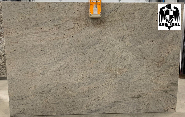 Granite Ivory Cream <br>Fini : Poli -  Lot : 42458  <br>Epaisseur : 1.25''  <br>Dimensions :  115'' x 75'' <br> Indice de prix : $$ <br>