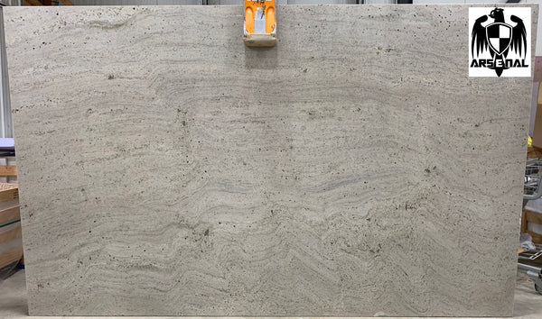Granite Ivory Cream <br>Fini : Poli -  Lot : 44701 <br>Epaisseur : 1.25'' <br>Dimensions :  128'' x 79'' <br> Indice de prix : $$ <br>