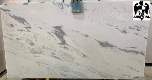 Quartizite Oyster White Premium <br> Fini : Poli -  Lot : 18118  <br> Epaisseur : 1.25''  <br> Dimensions :  125'' x 63'' <br> Indice de prix : $$$$ <br>