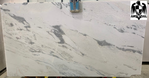 Quartizite Oyster White Premium <br> Fini : Poli -  Lot : 18118  <br> Epaisseur : 1.25''  <br> Dimensions :  125'' x 63'' <br> Indice de prix : $$$$ <br>
