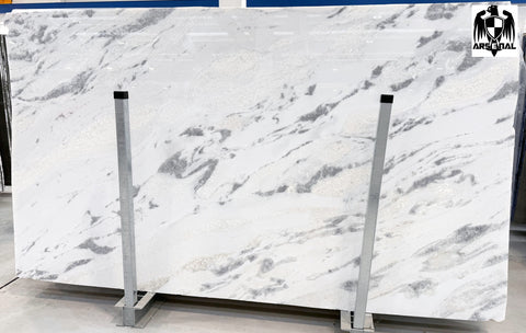 Quartizite Oyster White Premium <br> Fini : Poli -  Lot : 18118  <br> Epaisseur : 1.25''  <br> Dimensions :  122'' x 74'' <br> Indice de prix : $$$$ <br> ARRIVAGE AVRIL 2026