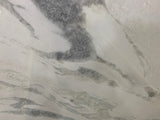 Quartizite Oyster White Premium <br> Fini : Poli -  Lot : 18118  <br> Epaisseur : 1.25''  <br> Dimensions :  125'' x 63'' <br> Indice de prix : $$$$ <br>