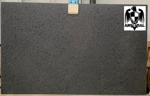 Granite Steel Grey ANTIQUE et LAPATURA <br>Fini: Lapatura-  Lot: 43057 <br>Epaisseur : 1.25''  <br>Dimensions :  +,-120'' x 75''  <br> Indice de prix : $$ <br> ** NOUVEAUTÉ **