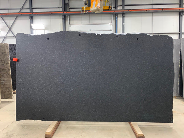 Granite Noir St-Henri Black Premium  <br>Fini : Antique -  Lot : 29800 <br> Epaisseur : 1.25''  <br>Dimensions : +,- 123 x 67' <br> Indice de prix : $$$$ <br>