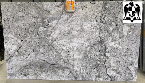 Granite Taupe White Premium  <br>Fini : Poli -  Lot : 8353 <br> Epaisseur : 1.25'' <br> Dimensions :  132'' x 77'' <br> Indice de prix : $$$ <br>
