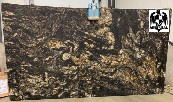 Granite Titanium Gold Premium <br>Fini : ANTIQUE -  Lot : 16387-21 <br>Epaisseur : 1.25''  <br>Dimensions : +,-107'' x 74'' <br> Indice de prix : $$$$ <br>