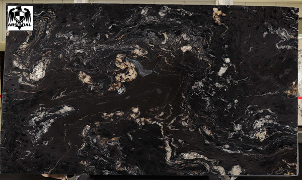 Granite Titanium Gold Premium <br>Fini : Antique -  Lot : 11271 <br>Epaisseur : 1.25''  <br>Dimensions : +,-134'' x 76'' <br> Indice de prix : $$$$ <br> ARRIVAGE MI JUIN 2026