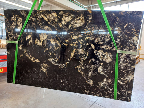 Granite Titanium Gold Premium  <br>Fini : Poli -  Lot : 1854 <br>Epaisseur : 1.25''  <br>Dimensions :  126'' x 74'' <br> Indice de prix : $$$$ <br> ARRIVAGE AVRIL 2026