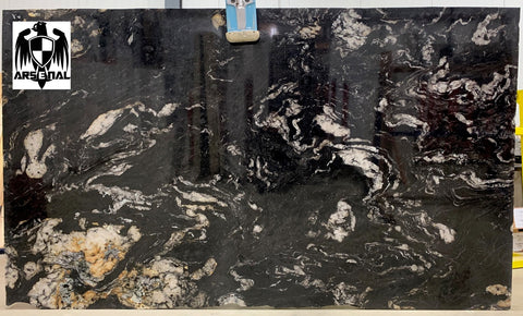 Granite Titanium  Premium <br>Fini : Poli -  Lot : 9823 <br> Epaisseur : 1.25'' <br> Dimensions : +,-127'' x 76'' <br> Indice de prix : $$$$ <br>