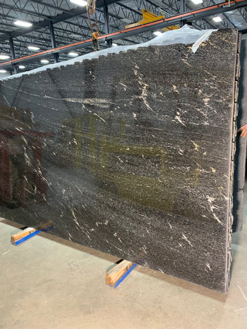 Granite Via Lattea Premium  <br>Fini : Poli -  Lot : 9372  <br>Epaisseur : 1.25''  <br> Dimensions : +,- 120' x 70'' <br> Indice de prix : $$$$ <b>