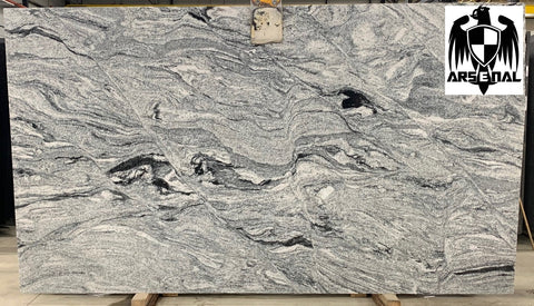 Granite Viscount White Premium  <br>Fini :  Poli -  Lot : 5933  <br>Epaisseur : 1.25''  <br> Dimensions : +,- 130'' x 76'' <br> Indice de prix : $$ <br>