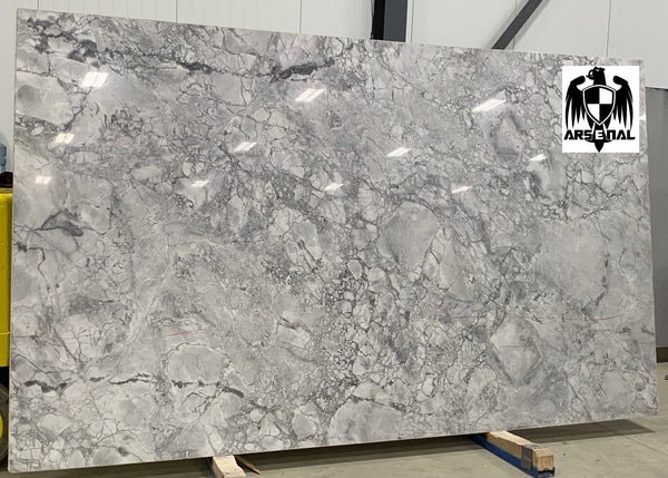 Quartzite Super White Calacatta Premium <br>Fini : Poli -  Lot : 139570  <br>Epaisseur : 1.25''  <br>Dimensions :  +,-130'' x 52'' <br> Indice de prix : $$$$$ <br>