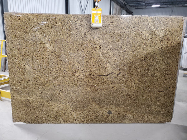 Granite Madura Gold <br> Fini : Poli -  Lot : 8491  <br>Epaisseur : 1.25''  <br>Dimensions :  +,- 122' x 80'' <br> Indice de prix : $ <br>