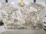 Granite Alaska White   <br>Fini : Poli -  Lot : 7890  <br>Epaisseur : 1.25''  <br>Dimensions :  +/- 114'' x 74'' <br> Indice de prix : $$$ <br>
