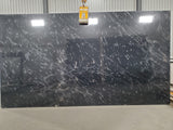 Granite Black Petrolia Premium  <br>Fini : Poli -  Lot : 236461  <br>Epaisseur : 1.25''  <br>Dimensions : +,- 130`` x  72'' <br> Indice de prix : $$ <br>