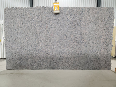 Granite Polychrome Premium <br>Fini : MAT -  Lot : 25418  <br>Epaisseur : 1.25''  <br>Dimensions : +,- 129'' x 74'' <br> Indice de prix : $ <br>
