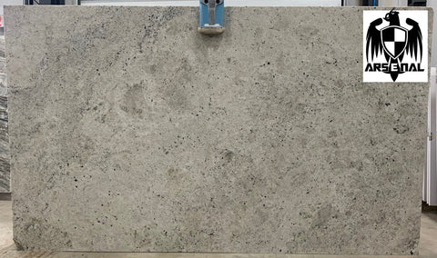 Granite Colonial White Standard  <br>Fini : Poli -  Lot : 38243COM <br>Epaisseur : 1.25''  <br>Dimensions : +/- 131'' x 70'' <br> Indice de prix : $$ <br>