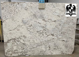 Granite Alaska White Premium  <br>Fini : Poli -  Lot : 39999  <br>Epaisseur : 1.25''  <br>Dimensions : +,- 106'' x 63'' <br> Indice de prix : $$$$<br>